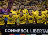 Jugadores de Barcelona previo al partido con la Universidad Católica.