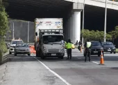 Quito levanta restricción a transporte pesado en vías clave para evitar desabastecimiento en la ciudad.