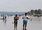 Una pareja pasea en una de las playas de Esmeraldas en el feriado por el Día del Trabajo.