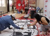 Los participantes de la marcha el 1 de mayo preparaban las pancartas en la sede de las organizaciones de los trabajadores, en Quito.