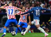 Polémica acción en la que el árbitro no pitó penal entre Arsenal y Atlético de Madrid en Champions League.
