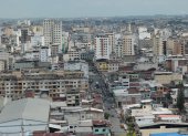 Cemento. Así se ve la ciudad, con árboles que apenas sobresalen entre las viviendas. La urbe tiene un déficit de zonas verdes y el desafío de arborizar.