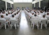 Reos. Presuntos miembros de la pandilla Mara Salvatrucha (MS-13) asisten a una audiencia judicial remota por videoconferencia en el Centro de Confinamiento para Terroristas (CECOT).