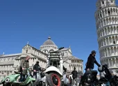 Motos Vespa aparcadas frente a la Torre de Pisa, en la Piazza dei Miracoli, durante las Jornadas Mundiales de la Vespa, en Pisa, Toscana