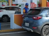 Carros se abastecen de combustibles en una gasolinera de Guayaquil.