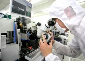 Un trabajador elabora un chip para dispositivos inteligentes.