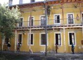 Deterioro. La fachada del Hospital San Lázaro muestra humedad persistente, que ha deteriorado su imagen patrimonial con el tiempo.