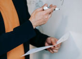 Una imagen referencial de un profesor escribiendo en un pizarrón.