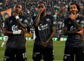 John Yeboah (i.) celebra junto a dos compañeros.