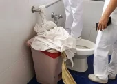 En uno de los baños del hospital Guayaquil se encontró las sábanas que el detenido habría utilizado para salir por la ventana.