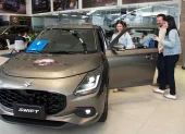 Compradores en un concesionario de Quito. El mercado automotor registró su mejor marzo en la historia.
