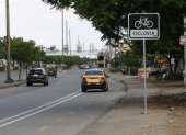 Conductores de vehículos invaden la nueva ciclovía, cuya señalética pasa desapercibida en algunos puntos de la avenida Narcisa de Jesús.