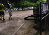 Hay zonas del parque Samanes donde faltan envases para depositar desechos. También se registran zonas con deficiente iluminación y daños en el césped de las canchas.