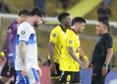 El entrenador César Farías (d) y la frustración de los jugadores de Barcelona tras sumar la tercera derrota consecutiva en el grupo D de la Copa Libertadores.