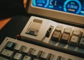 Un teclado y equipo de computación de otra época recuerdan cuando la tecnología era más lenta y cada acción requería tiempo y paciencia.