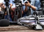 El periodismo bajo presión: símbolos de censura y restricción frente al trabajo informativo.