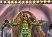 Shakira causa euforia en su concierto en Copacabana con más de dos millones de personas.