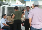 Familiares de Adriana Arroyo, hermana del niño Steven Medina, realizaron los trámites en la morgue de Guayaquil.