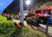 Bomberos descendieron con cuerdas para rescatar a los ocupantes tras la caída del vehículo en El Quinche.