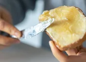 El ghee se obtiene tras un proceso de cocción lenta que elimina agua