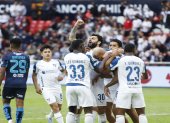 Liga de Quito abrió el marcador en el minuto 36 gracias a un gol de Deyverson, acción que permitió a los albos romper la igualdad y tomar ventaja en el encuentro.