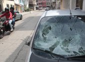 Un vehículo quedó con daños tras la pelea que terminó con la muerte de un ciudadano.