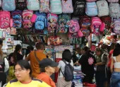 En los negocios se aprovecharon los días previos al inicio de clases para ofrecer útiles escolares, mochilas y uniformes.
