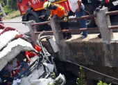 El vehículo pesado quedó suspendido en el puente en el kilómetro 28 de vía a la costa.