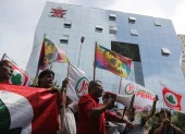 Personas protestan en los exteriores de la sede del Jurado Nacional de Elecciones (JNE), en Lima.