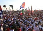 Personas asistieron a la conmemoración del Día Internacional del Trabajo el viernes 1 de mayo, en La Habana, Cuba.