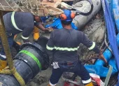 Los obreros trabajaron en reparar el acueducto ubicado en la avenida 25 de Julio, en el sur de Guayaquil.