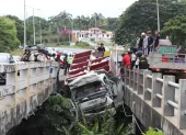 El camión quedó suspendido en un puente ubicado en el kilómetro 28 de vía a la costa.