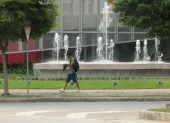 Entrada. Al ingresar a El Buijo, la ciudadanía puede apreciar fuentes de agua, grandes centros comerciales y diversas marcas de restaurantes.