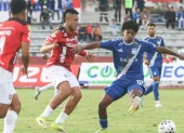 Luis Fragozo (d.) disputa el balón contra dos jugadores de Leones FC.