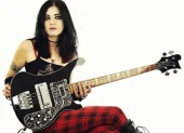 La bajista británica forma parte de los grupos Mercyful Fate, Fury y Delilah Bon. Y ha grabado para muchos otros proyectos como Dorja, IDestroy, Howard Sinclair, Triaxis y Control The Storm.