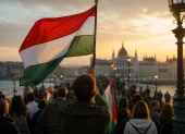 Ciudadanos húngaros se movilizan en un contexto de cambio político tras el desgaste del gobierno de Orbán.
