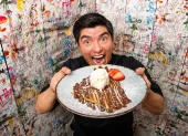 Crepe de fresas con chocolate y helado, un clásico que nunca falla.