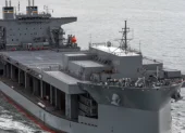 Medios iraníes informaron que un buque de la Armada de Estados Unidos había sido alcanzado por dos misiles cerca de Jask.