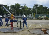Trabajadores hacen labores en un pozo de petróleo de Petroecuador.
