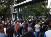 En la unidad educativa Simón Bolívar, en la avenida de las Américas, estudiantes de bachillerato se formaron en fila para ingresar al plantel en el primer día de clases.