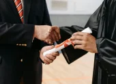 Para ‘ganar’ un concurso hay que ir ‘juntando méritos’. Primero, matriculándose a todas las maestrías y ‘pehachedés’ posibles.