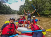 Viajeros disfrutan de hacer turismo en Ecuador.