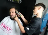 Con 14 años, Gael cursa tercer año de secundaria y se dedica a la barbería.