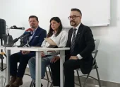 De izquierda a derecha, César Ricaurte, de Fundamedios; y Amanda Villavicencio, de La Fuente.