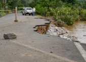 El Gobierno anuncia que el fenómeno de El Niño amenaza puede llegar, mientras que el dragado de ríos, el mantenimiento de puentes y la limpieza de alcantarillas siguen pendientes.