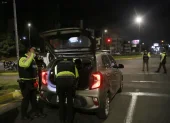 Controles policiales y militares se desplegaron en distintos puntos de Quito durante el toque de queda.