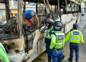 El bus de la línea 85 quedó reducido a chatarra tras el incendio en la avenida Francisco de Orellana, en el norte de Guayaquil.