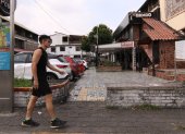Aceras y áreas verdes están abandonadas afuera de los centros de diversión nocturna, en la avenida Rodolfo Baquerizo Nazur.
