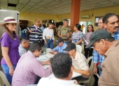 Agricultores conversan con representantes del Ministerio de Agricultura para vender el arroz al Gobierno.