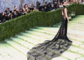 La modelo británica Cara Delevingne posa en la alfombra blanca de la Gala Met 2026.